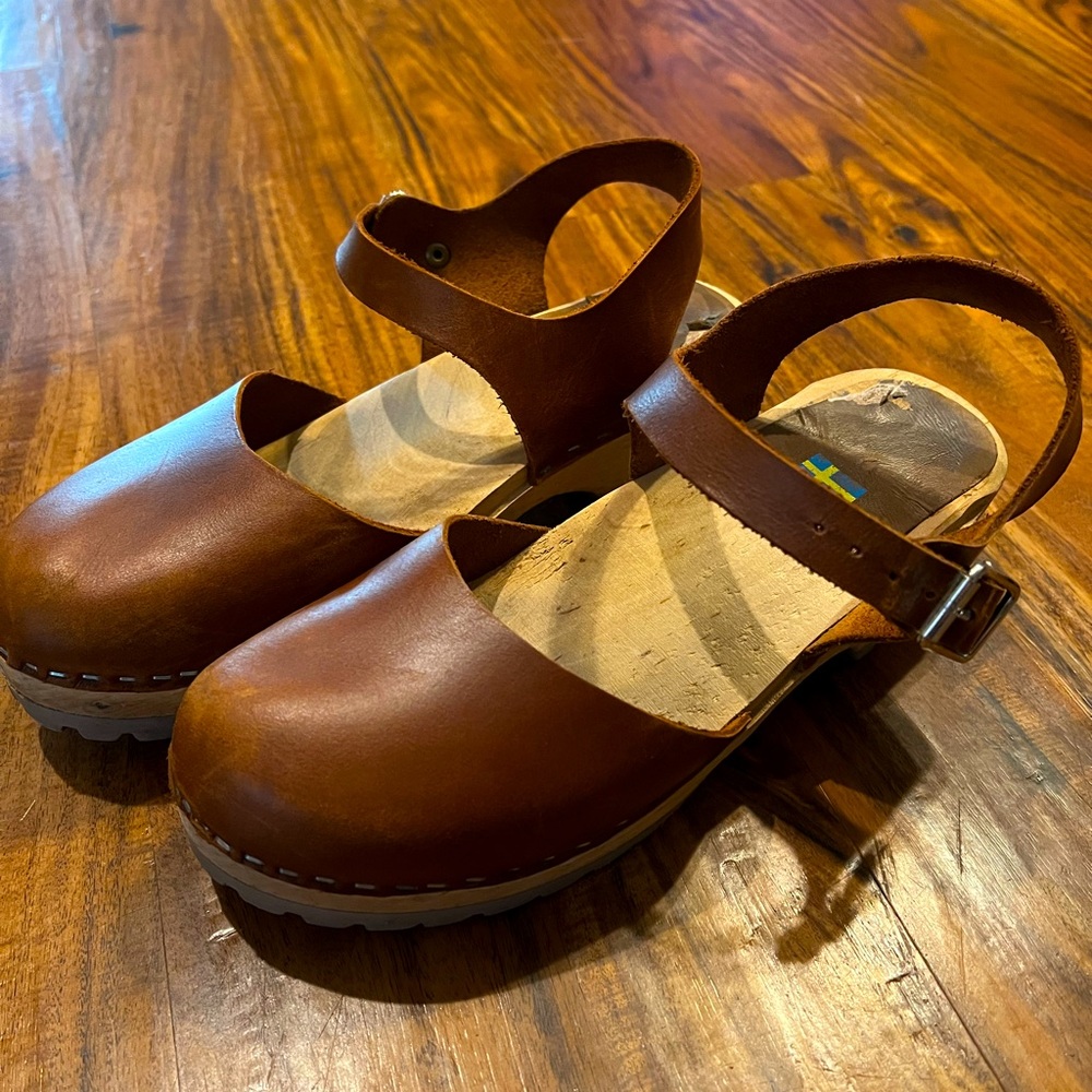Bjork wood & leather clogs… the original clog. Ladies size 9